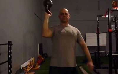 Entrenamiento Inteligente: Caminata con Pesa Rusa en posición invertida a un brazo