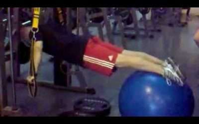 Entrenamiento Inteligente: push ups en banda de suspensión con pies sobre Fit Ball