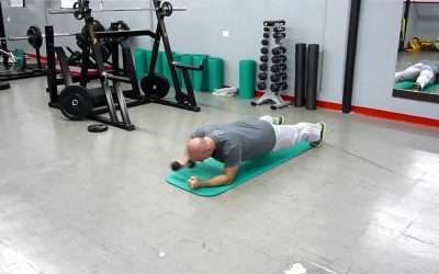 Entrenamiento de Core: Plancha facial con pase de mancuerna