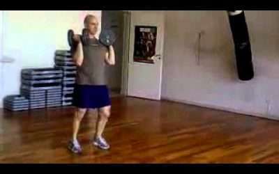 Entrenamiento inestable: Estocadas caminando con press alternado