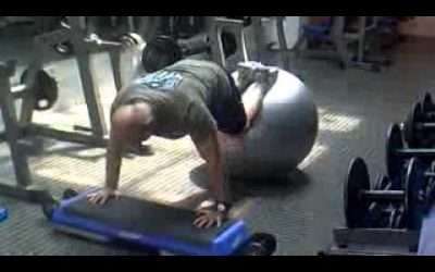 Entrenamiento inestable: Lagartijas sobre mancuernas y Fit Ball
